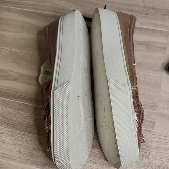 Wonder Nation Gold and White Sneakers with Ruffled Design‎ - Picture 4 of 4